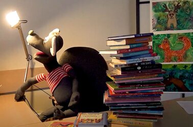 Peliukas bibliotekoje: graužti ar skaityti?